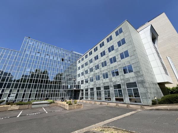 Nanterre à proximité du RER, Bureaux cloisonnés à loyer compétitif, avec parkings