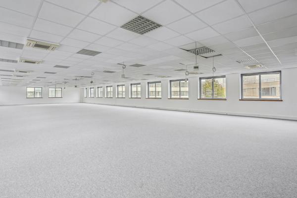 Nanterre à proximité du RER, Bureaux cloisonnés à loyer compétitif, avec parkings