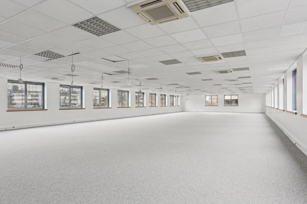 Nanterre à proximité du RER, Bureaux cloisonnés à loyer compétitif, avec parkings