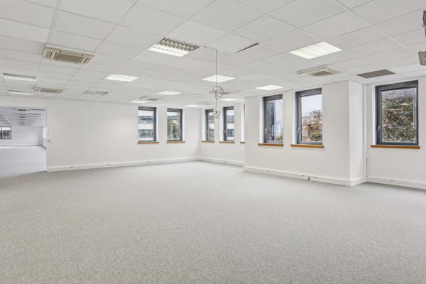 Nanterre à proximité du RER, Bureaux cloisonnés à loyer compétitif, avec parkings