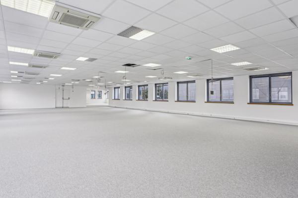 Nanterre à proximité du RER, Bureaux cloisonnés à loyer compétitif, avec parkings