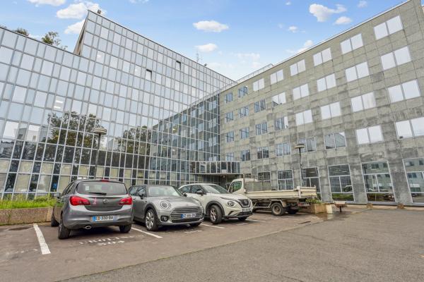 Nanterre à proximité du RER, Bureaux cloisonnés à loyer compétitif, avec parkings