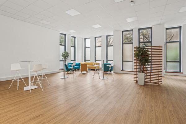 Nanterre à proximité du RER, Bureaux cloisonnés à loyer compétitif, avec parkings