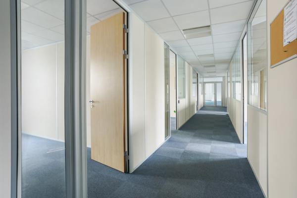 Nanterre à proximité du RER, Bureaux cloisonnés à loyer compétitif, avec parkings