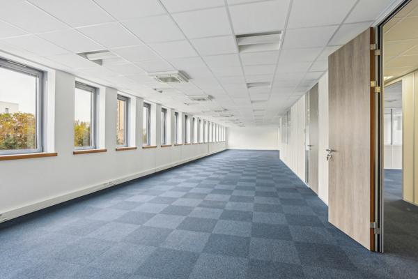 Nanterre à proximité du RER, Bureaux cloisonnés à loyer compétitif, avec parkings