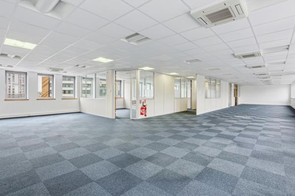 Nanterre à proximité du RER, Bureaux cloisonnés à loyer compétitif, avec parkings