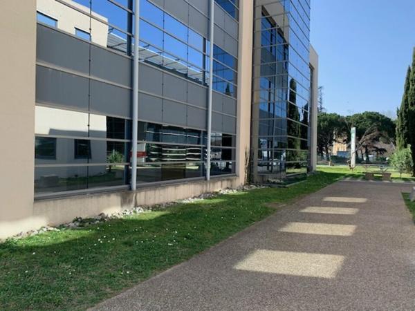 Bureaux à louer en rez-de-chaussée à Avignon avec grand parking