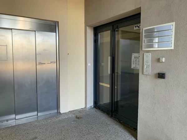 Bureaux à louer en rez-de-chaussée à Avignon avec grand parking