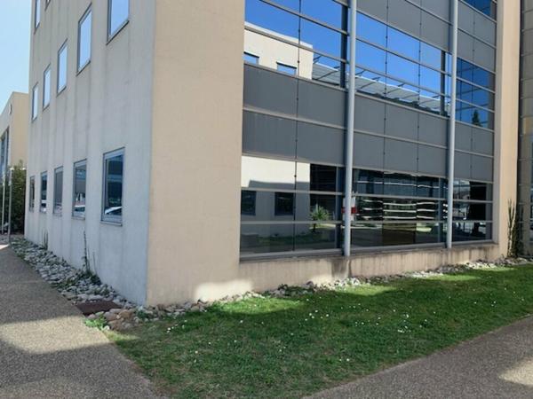 Bureaux à louer en rez-de-chaussée à Avignon avec grand parking