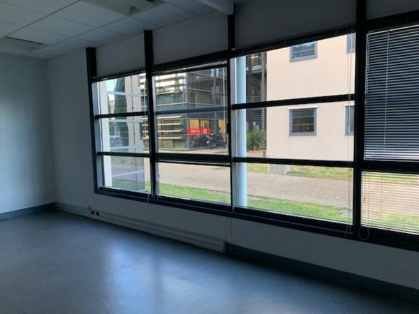 Bureaux à louer en rez-de-chaussée à Avignon avec grand parking