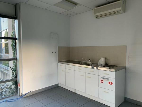 Bureaux à louer en rez-de-chaussée à Avignon avec grand parking
