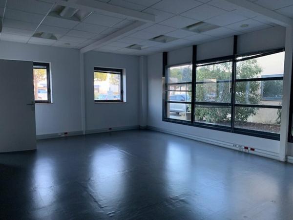 Bureaux à louer en rez-de-chaussée à Avignon avec grand parking