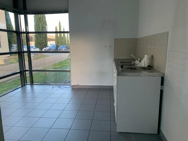 Bureaux à louer en rez-de-chaussée à Avignon avec grand parking