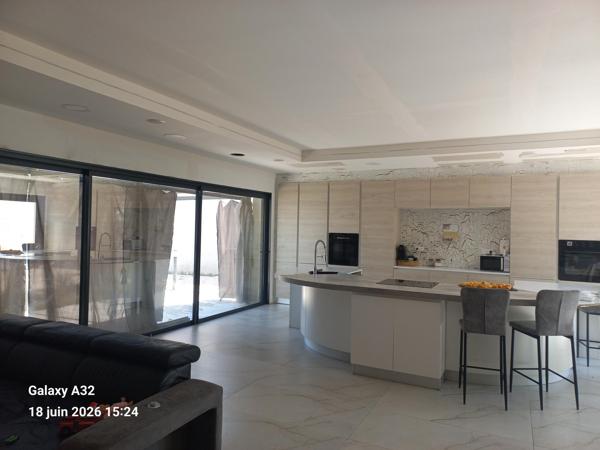 Maison + local professionnel + appartement