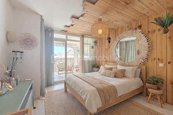 EXCLUSIVITE
Delphine MIRANDA pour BSK IMMOBILIER
Saint François - Anse des Rochers
Célèbre site doté d'une magnifique cocoteraie s'étendant sur 7 hectares , d'un accès plage direct , d'un restaurant de plage, d'une grande
piscine à débordement vue mer, d'un cours de tennis et d'un service de gardiennage avec accès sécurisé, le domaine de l' Anse des Rochers
est sans conteste le lieu par excellence voué à un investissement locatif saisonnier.
Je vous propose ce joli quart de villa d'une surface habitable d'environ 34 m2, bien placé en retrait au calme.
Il se compose d'une loggia avec cuisine équipée et coin salon avec fermetures par volets roulants et une jolie vue dégagée.
La pièce de vie climatisée possède de nombreux rangements et un dressing .
La salle d'eau avec douche à l'italienne a été rénové et possède un toilette indépendant.
Une citerne tampon sera installée dans les prochains jours pour votre confort.
Un investissement locatif , un pied à terre ou votre résidence principale tout s'y prête , il est vendu meublé clé en main (prévoir un
aménagement avec un lit pour le coin chambre), me consulter pour de plus amples informations.
Les charges de copropriété inclus l'eau , l'électricité, entretien des communs, piscine et jardin, service de gardiennage et le fond de roulement
du syndic.
Contacter moi pour échanger sur votre projet , merci de privilégier l'appel ou message par whatsapp.

DPE Guadeloupe réalisé en date du 26 Février 2026
Total Production déduite (ICE) : 61,46 kWhet/m2.an
Equivalent en énergie primaire : 215,10 kWhep/m2an
Emission de gaz à effet de serre : 49,17 kgCO2/m2an