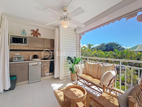 EXCLUSIVITE
Delphine MIRANDA pour BSK IMMOBILIER
Saint François - Anse des Rochers
Célèbre site doté d'une magnifique cocoteraie s'étendant sur 7 hectares , d'un accès plage direct , d'un restaurant de plage, d'une grande
piscine à débordement vue mer, d'un cours de tennis et d'un service de gardiennage avec accès sécurisé, le domaine de l' Anse des Rochers
est sans conteste le lieu par excellence voué à un investissement locatif saisonnier.
Je vous propose ce joli quart de villa d'une surface habitable d'environ 34 m2, bien placé en retrait au calme.
Il se compose d'une loggia avec cuisine équipée et coin salon avec fermetures par volets roulants et une jolie vue dégagée.
La pièce de vie climatisée possède de nombreux rangements et un dressing .
La salle d'eau avec douche à l'italienne a été rénové et possède un toilette indépendant.
Une citerne tampon sera installée dans les prochains jours pour votre confort.
Un investissement locatif , un pied à terre ou votre résidence principale tout s'y prête , il est vendu meublé clé en main (prévoir un
aménagement avec un lit pour le coin chambre), me consulter pour de plus amples informations.
Les charges de copropriété inclus l'eau , l'électricité, entretien des communs, piscine et jardin, service de gardiennage et le fond de roulement
du syndic.
Contacter moi pour échanger sur votre projet , merci de privilégier l'appel ou message par whatsapp.

DPE Guadeloupe réalisé en date du 26 Février 2026
Total Production déduite (ICE) : 61,46 kWhet/m2.an
Equivalent en énergie primaire : 215,10 kWhep/m2an
Emission de gaz à effet de serre : 49,17 kgCO2/m2an