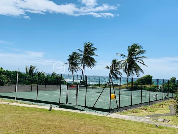 EXCLUSIVITE
Delphine MIRANDA pour BSK IMMOBILIER
Saint François - Anse des Rochers
Célèbre site doté d'une magnifique cocoteraie s'étendant sur 7 hectares , d'un accès plage direct , d'un restaurant de plage, d'une grande
piscine à débordement vue mer, d'un cours de tennis et d'un service de gardiennage avec accès sécurisé, le domaine de l' Anse des Rochers
est sans conteste le lieu par excellence voué à un investissement locatif saisonnier.
Je vous propose ce joli quart de villa d'une surface habitable d'environ 34 m2, bien placé en retrait au calme.
Il se compose d'une loggia avec cuisine équipée et coin salon avec fermetures par volets roulants et une jolie vue dégagée.
La pièce de vie climatisée possède de nombreux rangements et un dressing .
La salle d'eau avec douche à l'italienne a été rénové et possède un toilette indépendant.
Une citerne tampon sera installée dans les prochains jours pour votre confort.
Un investissement locatif , un pied à terre ou votre résidence principale tout s'y prête , il est vendu meublé clé en main (prévoir un
aménagement avec un lit pour le coin chambre), me consulter pour de plus amples informations.
Les charges de copropriété inclus l'eau , l'électricité, entretien des communs, piscine et jardin, service de gardiennage et le fond de roulement
du syndic.
Contacter moi pour échanger sur votre projet , merci de privilégier l'appel ou message par whatsapp.

DPE Guadeloupe réalisé en date du 26 Février 2026
Total Production déduite (ICE) : 61,46 kWhet/m2.an
Equivalent en énergie primaire : 215,10 kWhep/m2an
Emission de gaz à effet de serre : 49,17 kgCO2/m2an