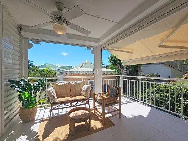 EXCLUSIVITE
Delphine MIRANDA pour BSK IMMOBILIER
Saint François - Anse des Rochers
Célèbre site doté d'une magnifique cocoteraie s'étendant sur 7 hectares , d'un accès plage direct , d'un restaurant de plage, d'une grande
piscine à débordement vue mer, d'un cours de tennis et d'un service de gardiennage avec accès sécurisé, le domaine de l' Anse des Rochers
est sans conteste le lieu par excellence voué à un investissement locatif saisonnier.
Je vous propose ce joli quart de villa d'une surface habitable d'environ 34 m2, bien placé en retrait au calme.
Il se compose d'une loggia avec cuisine équipée et coin salon avec fermetures par volets roulants et une jolie vue dégagée.
La pièce de vie climatisée possède de nombreux rangements et un dressing .
La salle d'eau avec douche à l'italienne a été rénové et possède un toilette indépendant.
Une citerne tampon sera installée dans les prochains jours pour votre confort.
Un investissement locatif , un pied à terre ou votre résidence principale tout s'y prête , il est vendu meublé clé en main (prévoir un
aménagement avec un lit pour le coin chambre), me consulter pour de plus amples informations.
Les charges de copropriété inclus l'eau , l'électricité, entretien des communs, piscine et jardin, service de gardiennage et le fond de roulement
du syndic.
Contacter moi pour échanger sur votre projet , merci de privilégier l'appel ou message par whatsapp.

DPE Guadeloupe réalisé en date du 26 Février 2026
Total Production déduite (ICE) : 61,46 kWhet/m2.an
Equivalent en énergie primaire : 215,10 kWhep/m2an
Emission de gaz à effet de serre : 49,17 kgCO2/m2an