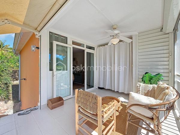 EXCLUSIVITE
Delphine MIRANDA pour BSK IMMOBILIER
Saint François - Anse des Rochers
Célèbre site doté d'une magnifique cocoteraie s'étendant sur 7 hectares , d'un accès plage direct , d'un restaurant de plage, d'une grande
piscine à débordement vue mer, d'un cours de tennis et d'un service de gardiennage avec accès sécurisé, le domaine de l' Anse des Rochers
est sans conteste le lieu par excellence voué à un investissement locatif saisonnier.
Je vous propose ce joli quart de villa d'une surface habitable d'environ 34 m2, bien placé en retrait au calme.
Il se compose d'une loggia avec cuisine équipée et coin salon avec fermetures par volets roulants et une jolie vue dégagée.
La pièce de vie climatisée possède de nombreux rangements et un dressing .
La salle d'eau avec douche à l'italienne a été rénové et possède un toilette indépendant.
Une citerne tampon sera installée dans les prochains jours pour votre confort.
Un investissement locatif , un pied à terre ou votre résidence principale tout s'y prête , il est vendu meublé clé en main (prévoir un
aménagement avec un lit pour le coin chambre), me consulter pour de plus amples informations.
Les charges de copropriété inclus l'eau , l'électricité, entretien des communs, piscine et jardin, service de gardiennage et le fond de roulement
du syndic.
Contacter moi pour échanger sur votre projet , merci de privilégier l'appel ou message par whatsapp.

DPE Guadeloupe réalisé en date du 26 Février 2026
Total Production déduite (ICE) : 61,46 kWhet/m2.an
Equivalent en énergie primaire : 215,10 kWhep/m2an
Emission de gaz à effet de serre : 49,17 kgCO2/m2an