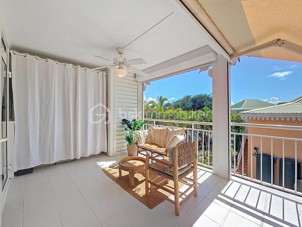 EXCLUSIVITE
Delphine MIRANDA pour BSK IMMOBILIER
Saint François - Anse des Rochers
Célèbre site doté d'une magnifique cocoteraie s'étendant sur 7 hectares , d'un accès plage direct , d'un restaurant de plage, d'une grande
piscine à débordement vue mer, d'un cours de tennis et d'un service de gardiennage avec accès sécurisé, le domaine de l' Anse des Rochers
est sans conteste le lieu par excellence voué à un investissement locatif saisonnier.
Je vous propose ce joli quart de villa d'une surface habitable d'environ 34 m2, bien placé en retrait au calme.
Il se compose d'une loggia avec cuisine équipée et coin salon avec fermetures par volets roulants et une jolie vue dégagée.
La pièce de vie climatisée possède de nombreux rangements et un dressing .
La salle d'eau avec douche à l'italienne a été rénové et possède un toilette indépendant.
Une citerne tampon sera installée dans les prochains jours pour votre confort.
Un investissement locatif , un pied à terre ou votre résidence principale tout s'y prête , il est vendu meublé clé en main (prévoir un
aménagement avec un lit pour le coin chambre), me consulter pour de plus amples informations.
Les charges de copropriété inclus l'eau , l'électricité, entretien des communs, piscine et jardin, service de gardiennage et le fond de roulement
du syndic.
Contacter moi pour échanger sur votre projet , merci de privilégier l'appel ou message par whatsapp.

DPE Guadeloupe réalisé en date du 26 Février 2026
Total Production déduite (ICE) : 61,46 kWhet/m2.an
Equivalent en énergie primaire : 215,10 kWhep/m2an
Emission de gaz à effet de serre : 49,17 kgCO2/m2an