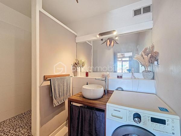 EXCLUSIVITE
Delphine MIRANDA pour BSK IMMOBILIER
Saint François - Anse des Rochers
Célèbre site doté d'une magnifique cocoteraie s'étendant sur 7 hectares , d'un accès plage direct , d'un restaurant de plage, d'une grande
piscine à débordement vue mer, d'un cours de tennis et d'un service de gardiennage avec accès sécurisé, le domaine de l' Anse des Rochers
est sans conteste le lieu par excellence voué à un investissement locatif saisonnier.
Je vous propose ce joli quart de villa d'une surface habitable d'environ 34 m2, bien placé en retrait au calme.
Il se compose d'une loggia avec cuisine équipée et coin salon avec fermetures par volets roulants et une jolie vue dégagée.
La pièce de vie climatisée possède de nombreux rangements et un dressing .
La salle d'eau avec douche à l'italienne a été rénové et possède un toilette indépendant.
Une citerne tampon sera installée dans les prochains jours pour votre confort.
Un investissement locatif , un pied à terre ou votre résidence principale tout s'y prête , il est vendu meublé clé en main (prévoir un
aménagement avec un lit pour le coin chambre), me consulter pour de plus amples informations.
Les charges de copropriété inclus l'eau , l'électricité, entretien des communs, piscine et jardin, service de gardiennage et le fond de roulement
du syndic.
Contacter moi pour échanger sur votre projet , merci de privilégier l'appel ou message par whatsapp.

DPE Guadeloupe réalisé en date du 26 Février 2026
Total Production déduite (ICE) : 61,46 kWhet/m2.an
Equivalent en énergie primaire : 215,10 kWhep/m2an
Emission de gaz à effet de serre : 49,17 kgCO2/m2an