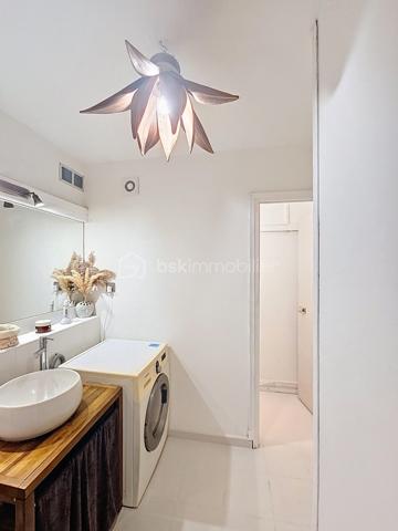 EXCLUSIVITE
Delphine MIRANDA pour BSK IMMOBILIER
Saint François - Anse des Rochers
Célèbre site doté d'une magnifique cocoteraie s'étendant sur 7 hectares , d'un accès plage direct , d'un restaurant de plage, d'une grande
piscine à débordement vue mer, d'un cours de tennis et d'un service de gardiennage avec accès sécurisé, le domaine de l' Anse des Rochers
est sans conteste le lieu par excellence voué à un investissement locatif saisonnier.
Je vous propose ce joli quart de villa d'une surface habitable d'environ 34 m2, bien placé en retrait au calme.
Il se compose d'une loggia avec cuisine équipée et coin salon avec fermetures par volets roulants et une jolie vue dégagée.
La pièce de vie climatisée possède de nombreux rangements et un dressing .
La salle d'eau avec douche à l'italienne a été rénové et possède un toilette indépendant.
Une citerne tampon sera installée dans les prochains jours pour votre confort.
Un investissement locatif , un pied à terre ou votre résidence principale tout s'y prête , il est vendu meublé clé en main (prévoir un
aménagement avec un lit pour le coin chambre), me consulter pour de plus amples informations.
Les charges de copropriété inclus l'eau , l'électricité, entretien des communs, piscine et jardin, service de gardiennage et le fond de roulement
du syndic.
Contacter moi pour échanger sur votre projet , merci de privilégier l'appel ou message par whatsapp.

DPE Guadeloupe réalisé en date du 26 Février 2026
Total Production déduite (ICE) : 61,46 kWhet/m2.an
Equivalent en énergie primaire : 215,10 kWhep/m2an
Emission de gaz à effet de serre : 49,17 kgCO2/m2an