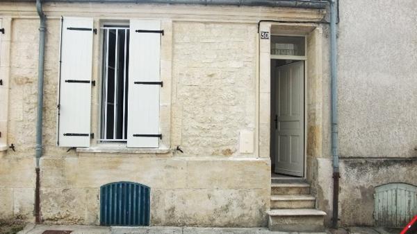 Maison à louer Saintes : 2 pièces, 56m² avec 1 chambre(s) à 650€ - AJP Immobilier Saintes