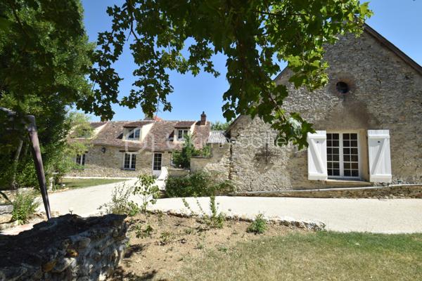 Coup de cœur à environ 1h heure de Paris & 2 km d’Auneau 
Laissez-vous séduire par cette magnifique demeure alliant le charme authentique de la pierre et du bois avec le confort moderne. Située dans un environnement paisible sans être isolée, cette propriété assez unique saura vous charmer par ses beaux volumes, sa luminosité et ses incroyables possibilités d'aménagement.
Au rez-de-chaussée :
•	Vie de plain-pied possible grâce à une chambre et une salle d'eau contemporaine avec douche à l'italienne (WC séparé avec lave-mains).
•	Vaste salon / séjour de 42 m² chaleureux et convivial, sublimé par une magnifique cheminée centrale.
•	Salle à manger ouverte sur une cuisine américaine entièrement équipée.
•	Espaces fonctionnels : deux entrées indépendantes, arrière-cuisine, cellier et buanderie.

À l'étage (servi par 2 escaliers opposés offrant une excellente circulation) :
•	3 belles chambres.
•	Un bureau (pouvant facilement faire office de 5ᵉ chambre).
•	Une salle de bain avec baignoire et un WC séparé.

Dépendances & Potentiel d'agrandissement
Un atout exceptionnel pour vos projets personnels ou professionnels (gîte, chambre d'hôtes, atelier, télétravail) :
•	Dépendance 1 (46 m²) : idéal pour du stockage, un atelier ou un garage, avec accès direct à une cave de 15 m².
•	Dépendance 2 (47 m² au sol avec étage complet) : un potentiel remarquable pour créer une surface habitable supplémentaire (maison d'amis, gîte, espace indépendant).

Équipements & Confort moderne
•	Isolation & Chauffage : huisseries PVC double vitrage, chauffage central au gaz de ville avec chaudière récente à condensation.
•	Connectivité & Réseaux : raccordée à la fibre optique et au tout-à-l'égout.
•	Sécurité & Accès : portail motorisé en aluminium avec visiophone à l'entrée.

Les Extérieurs
•	Cour et terrasse accueillante en béton lavé.
•	Grand jardin piscinable arboré et verdoyant
•	Seconde terrasse ombragée, idéale pour profiter des beaux jours.

L'Avis du professionnel
Un bien rare alliant authenticité et prestations modernes. Parfaitement adapté pour une famille, pour concilier vie professionnelle et personnelle, ou comme résidence secondaire d'exception à seulement 2 km d'Auneau, 2,5 km de la gare SNCF et 1 heure environ de Paris.
Une visite s'impose pour découvrir tout le potentiel de ce bien assez exceptionnel !