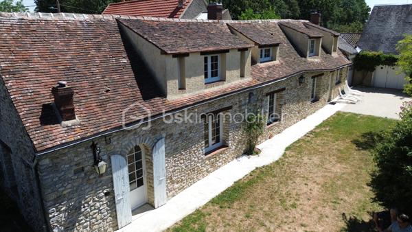 Coup de cœur à environ 1h heure de Paris & 2 km d’Auneau 
Laissez-vous séduire par cette magnifique demeure alliant le charme authentique de la pierre et du bois avec le confort moderne. Située dans un environnement paisible sans être isolée, cette propriété assez unique saura vous charmer par ses beaux volumes, sa luminosité et ses incroyables possibilités d'aménagement.
Au rez-de-chaussée :
•	Vie de plain-pied possible grâce à une chambre et une salle d'eau contemporaine avec douche à l'italienne (WC séparé avec lave-mains).
•	Vaste salon / séjour de 42 m² chaleureux et convivial, sublimé par une magnifique cheminée centrale.
•	Salle à manger ouverte sur une cuisine américaine entièrement équipée.
•	Espaces fonctionnels : deux entrées indépendantes, arrière-cuisine, cellier et buanderie.

À l'étage (servi par 2 escaliers opposés offrant une excellente circulation) :
•	3 belles chambres.
•	Un bureau (pouvant facilement faire office de 5ᵉ chambre).
•	Une salle de bain avec baignoire et un WC séparé.

Dépendances & Potentiel d'agrandissement
Un atout exceptionnel pour vos projets personnels ou professionnels (gîte, chambre d'hôtes, atelier, télétravail) :
•	Dépendance 1 (46 m²) : idéal pour du stockage, un atelier ou un garage, avec accès direct à une cave de 15 m².
•	Dépendance 2 (47 m² au sol avec étage complet) : un potentiel remarquable pour créer une surface habitable supplémentaire (maison d'amis, gîte, espace indépendant).

Équipements & Confort moderne
•	Isolation & Chauffage : huisseries PVC double vitrage, chauffage central au gaz de ville avec chaudière récente à condensation.
•	Connectivité & Réseaux : raccordée à la fibre optique et au tout-à-l'égout.
•	Sécurité & Accès : portail motorisé en aluminium avec visiophone à l'entrée.

Les Extérieurs
•	Cour et terrasse accueillante en béton lavé.
•	Grand jardin piscinable arboré et verdoyant
•	Seconde terrasse ombragée, idéale pour profiter des beaux jours.

L'Avis du professionnel
Un bien rare alliant authenticité et prestations modernes. Parfaitement adapté pour une famille, pour concilier vie professionnelle et personnelle, ou comme résidence secondaire d'exception à seulement 2 km d'Auneau, 2,5 km de la gare SNCF et 1 heure environ de Paris.
Une visite s'impose pour découvrir tout le potentiel de ce bien assez exceptionnel !