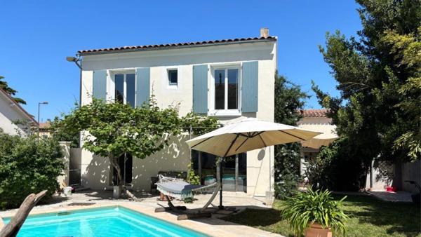 Maison à vendre 6 pièces, piscine, garage.