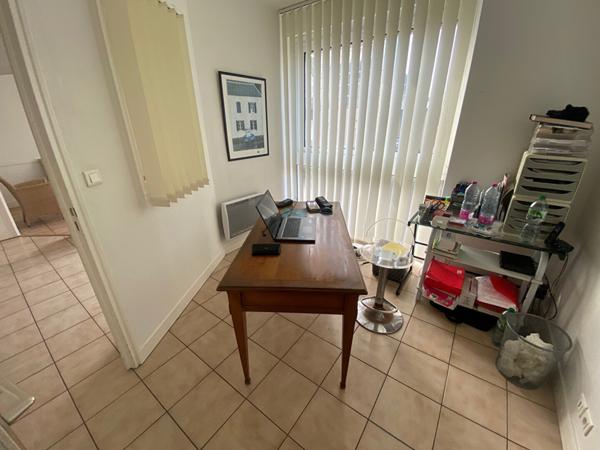 Concarneau surface d'activité de 135m² situé au centre ville proche de toutes les commodités .