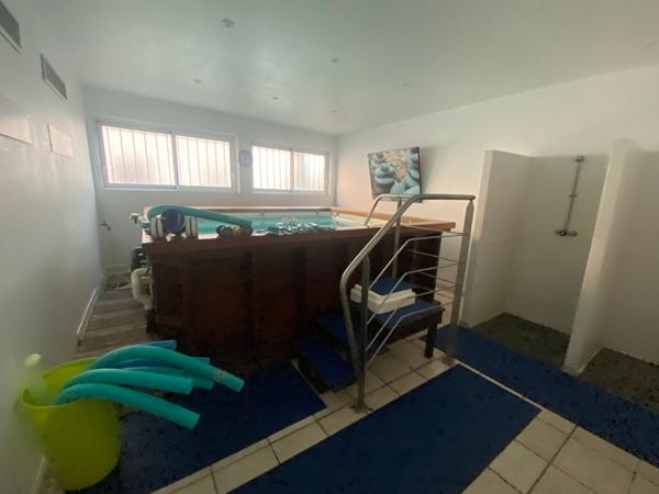 Concarneau surface d'activité de 135m² situé au centre ville proche de toutes les commodités .