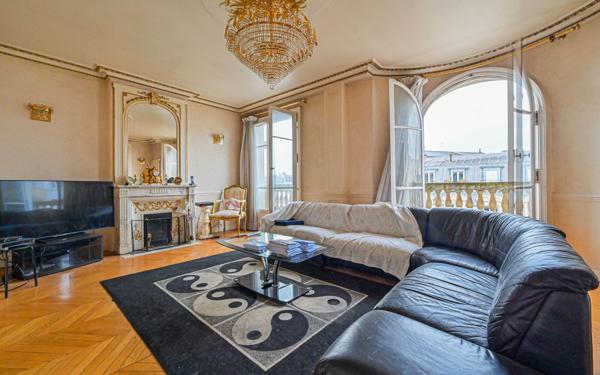 Appartement à vendre    4 pièces • 143,62 m2 Paris 10