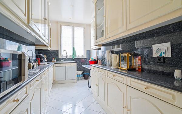 Appartement à vendre    4 pièces • 143,62 m2 Paris 10