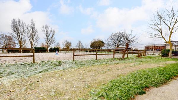 PROPRIETE : LONGERE, GITE, SALLE DE SPORT/ACTIVITE EQUESTRE