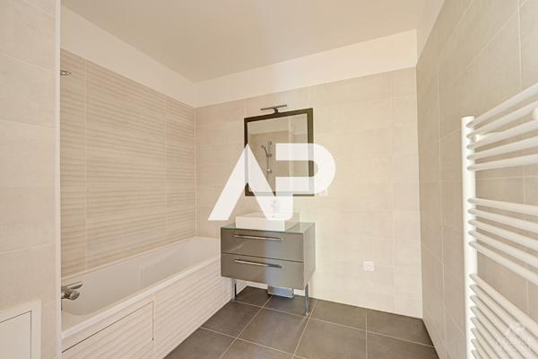 Appartement Rueil Malmaison 3 pièce(s) 60.25 m2 395 000 € **  - Référence  20033