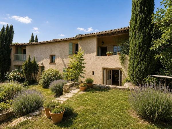 Lentilly, maison d'environ 200m2 avec jardin 943m2  et piscine