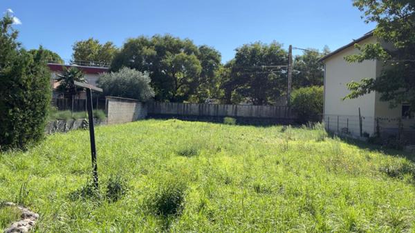 Atelier sur terrain constructible en zone urbaine, avec creation d'appartements.
