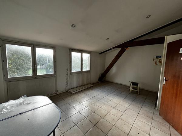 Atelier sur terrain constructible en zone urbaine, avec creation d'appartements.