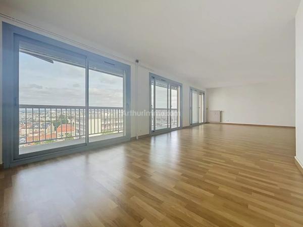 Vente                                                      Appartement
                        
                     5 pièces                      105 m2                     à Reims