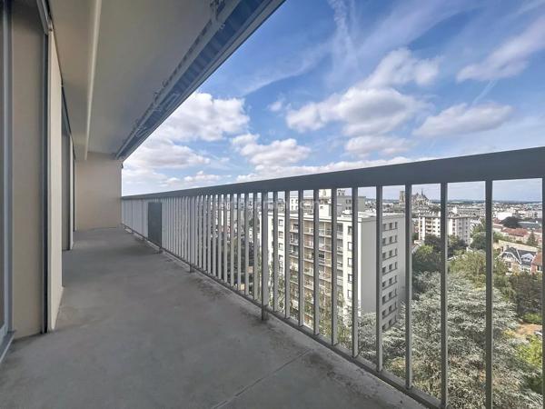 Vente                                                      Appartement
                        
                     5 pièces                      105 m2                     à Reims