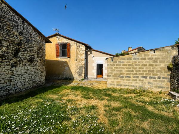 MAISON EN PIERRE AVEC JARDIN ET DEPENDANCES-  CENTRE MIREBEAU