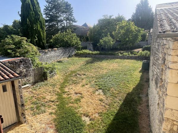 MAISON EN PIERRE AVEC JARDIN ET DEPENDANCES-  CENTRE MIREBEAU