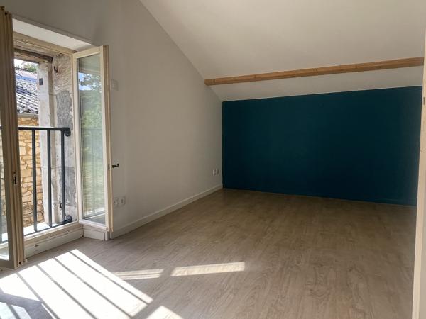 MAISON EN PIERRE AVEC JARDIN ET DEPENDANCES-  CENTRE MIREBEAU