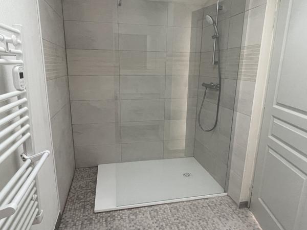MAISON EN PIERRE AVEC JARDIN ET DEPENDANCES-  CENTRE MIREBEAU