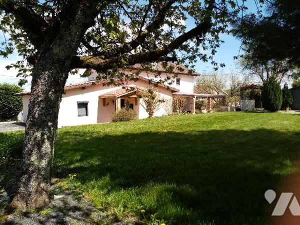 maison individuelle d'env 107 m² avec aisances dépendances et terrain attenant de 1184 m²