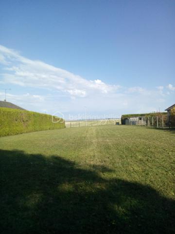Vous rêvez de construire la maison qui vous ressemble dans un environnement agréable et recherché ? Découvrez ce magnifique terrain viabilisé de 1 578 m², situé hors lotissement, offrant un cadre de vie calme tout en étant à proximité immédiate de toutes les commodités.

Idéalement situé à Mourmelon-le-Grand, vous profiterez d'un emplacement privilégié avec les écoles, le collège, les commerces, la boulangerie, les services médicaux et toutes les infrastructures du quotidien accessibles en quelques minutes.

Sa belle superficie vous permettra de concrétiser un projet de construction spacieux avec jardin, terrasse, piscine ou dépendances selon vos envies.

Les atouts :
✅ Terrain viabilisé
✅ Hors lotissement
✅ Belle superficie de 1 578 m²
✅ Secteur calme et recherché
✅ Proche de toutes les commodités
✅ À seulement 20 minutes de Châlons-en-Champagne et 25 minutes de Reims

Une belle opportunité pour réaliser votre projet de vie dans une commune dynamique et prisée.