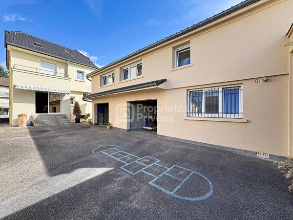 METZ-SABLON - MAISON INDIVIDUELLE AVEC APPARTEMENT INDÉPENDANT, JARDIN ET 5 GARAGES