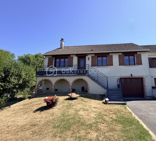 NOUVELLE OPPORTUNITÉ !

Située dans un secteur calme et recherché, cette agréable maison mitoyenne d'un côté vous séduira par ses volumes, ses nombreuses dépendances et son environnement tranquille.

Dès l'entrée, vous découvrirez une belle pièce de vie lumineuse composée d'un salon, séjour et cuisine ouverte, offrant un espace convivial idéal pour partager de beaux moments en famille.

La partie nuit comprend :
✅ 3 chambres
✅ Une salle de douche
✅ Un WC indépendant

Vous profiterez également d'une magnifique véranda en aluminium récente de 28 m², protection anti UV, véritable pièce de vie supplémentaire donnant sur le jardin.

Le sous-sol complet offre de nombreuses possibilités avec :
•	Une buanderie,
•	Un atelier,
•	Deux caves,
•	Un très grand garage pouvant accueillir jusqu'à 4 véhicules.

À l'extérieur, laissez-vous séduire par un jardin entièrement clôturé, agrémenté d'un abri de jardin (env 18 m²) et d'une cuve enterrée de récupération d'eau de 300 litres.

Les + de cette maison :
✔ Secteur recherché et paisible
✔ Véranda aluminium récente de 26 m²
✔ Garage 4 véhicules
✔ Portail motorisé
✔ Clôtures et barrières récentes (novembre 2021)
✔ Garde-corps de balcon récent
✔ Fenêtres PVC double vitrage (hors 2 fenêtres en bois double vitrage)
✔ Volets roulants électriques et volets battants
✔ Jardin clos avec vue dégagée

Informations complémentaires :
•	Maison de 90 m² habitables
•	Parcelle de 604 m²
•	Chauffage par radiateurs électriques
•	Le poêle à bois sera retiré avant la vente
•	Tubage en place pour mise en place d'un poêle / Insert
•	Taxe foncière : 820 €/an

Une maison idéale pour une famille à la recherche de tranquillité, de beaux espaces de stockage et d'un agréable extérieur.

📞 N'attendez plus pour venir la découvrir ! Contactez-moi dès aujourd'hui pour organiser votre visite.
