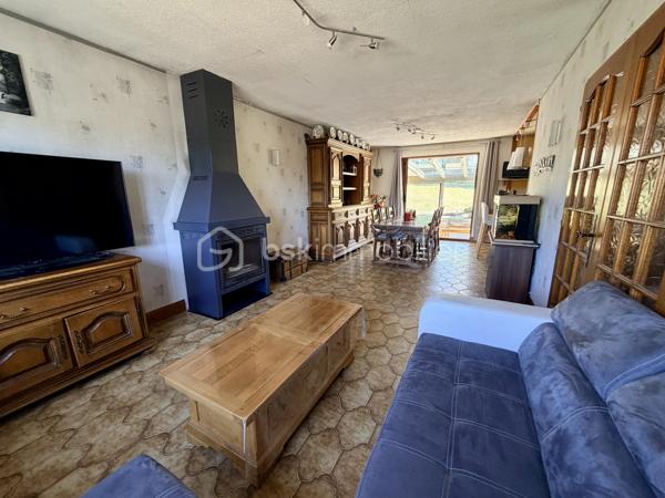 NOUVELLE OPPORTUNITÉ !

Située dans un secteur calme et recherché, cette agréable maison mitoyenne d'un côté vous séduira par ses volumes, ses nombreuses dépendances et son environnement tranquille.

Dès l'entrée, vous découvrirez une belle pièce de vie lumineuse composée d'un salon, séjour et cuisine ouverte, offrant un espace convivial idéal pour partager de beaux moments en famille.

La partie nuit comprend :
✅ 3 chambres
✅ Une salle de douche
✅ Un WC indépendant

Vous profiterez également d'une magnifique véranda en aluminium récente de 28 m², protection anti UV, véritable pièce de vie supplémentaire donnant sur le jardin.

Le sous-sol complet offre de nombreuses possibilités avec :
•	Une buanderie,
•	Un atelier,
•	Deux caves,
•	Un très grand garage pouvant accueillir jusqu'à 4 véhicules.

À l'extérieur, laissez-vous séduire par un jardin entièrement clôturé, agrémenté d'un abri de jardin (env 18 m²) et d'une cuve enterrée de récupération d'eau de 300 litres.

Les + de cette maison :
✔ Secteur recherché et paisible
✔ Véranda aluminium récente de 26 m²
✔ Garage 4 véhicules
✔ Portail motorisé
✔ Clôtures et barrières récentes (novembre 2021)
✔ Garde-corps de balcon récent
✔ Fenêtres PVC double vitrage (hors 2 fenêtres en bois double vitrage)
✔ Volets roulants électriques et volets battants
✔ Jardin clos avec vue dégagée

Informations complémentaires :
•	Maison de 90 m² habitables
•	Parcelle de 604 m²
•	Chauffage par radiateurs électriques
•	Le poêle à bois sera retiré avant la vente
•	Tubage en place pour mise en place d'un poêle / Insert
•	Taxe foncière : 820 €/an

Une maison idéale pour une famille à la recherche de tranquillité, de beaux espaces de stockage et d'un agréable extérieur.

📞 N'attendez plus pour venir la découvrir ! Contactez-moi dès aujourd'hui pour organiser votre visite.